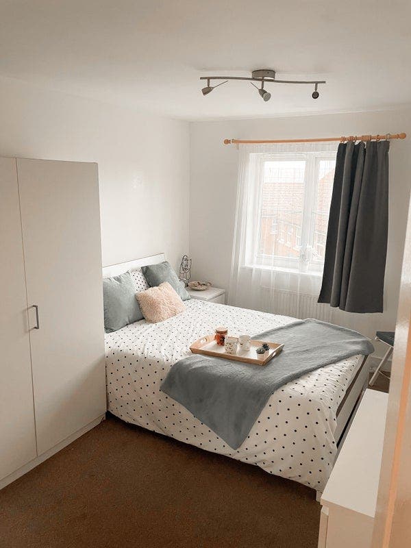 Modern Ensuite | Elizabeth Line Main Photo