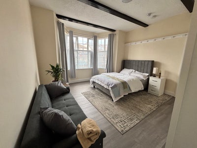 Modern En suite room  Main Photo