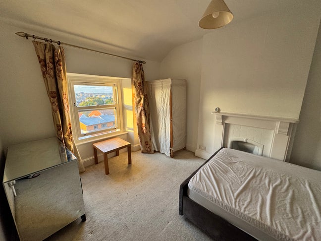 Spacious double with view over Bristol Main Photo