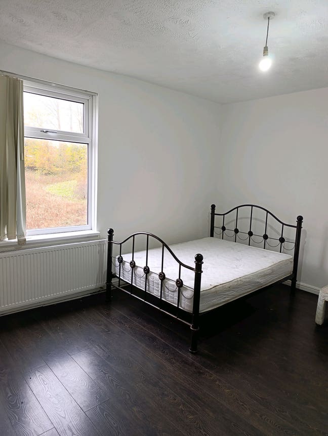 2 Female Spaces Available in triple bedroom Main Photo
