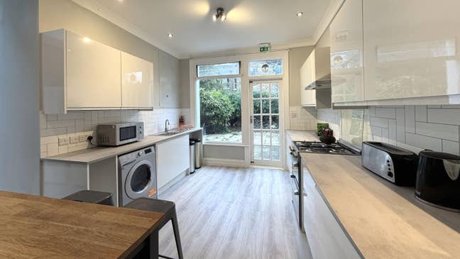 ⚡️ Stylish 6-Bed Newly Refurbished House in Putney Main Photo