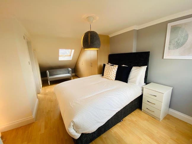 Modern Cozy En-Suite  Main Photo