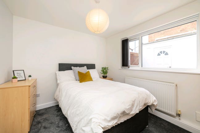 Spacious, Furnished, Park Side, House Cleaner :) Main Photo