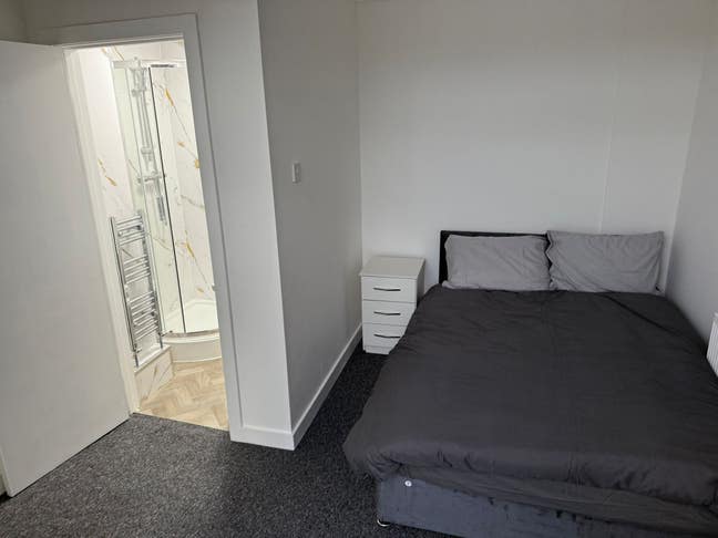 En-Suite room is available for rent in - UB10 9BQ Main Photo