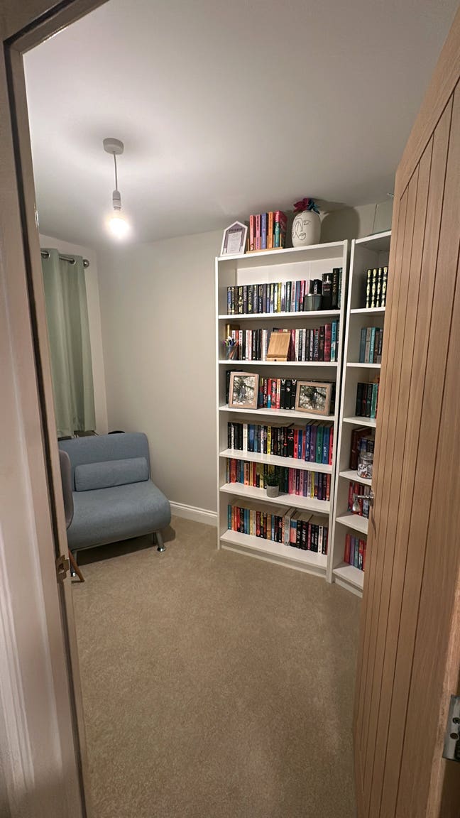 Cozy bedroom with private bathroom in a town house Main Photo