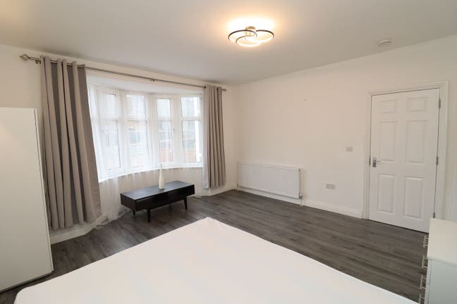 Massive Room + Luxury Large Kitchen!  Main Photo