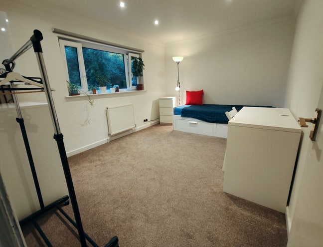 Spacious room for rent in Clax - females only! Main Photo