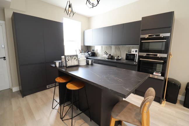 Modern Ensuite+Rooms with Living Room in Southbank Main Photo