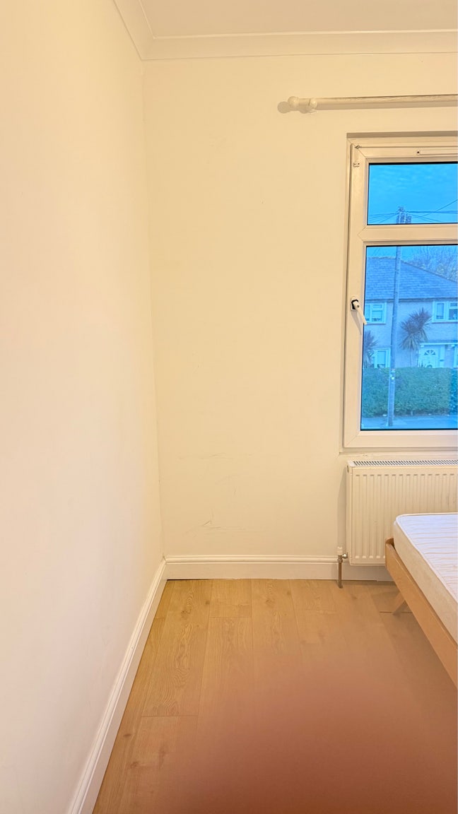 On single room is available for rent  Main Photo