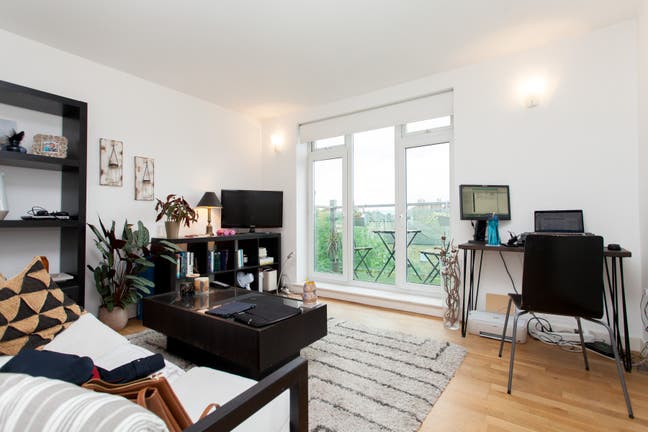 Spacious 2 double bedroom with access to balcony Main Photo