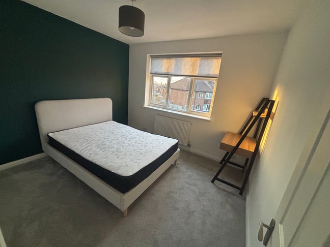 Double Room in Friendly Home, Earley – near town Main Photo
