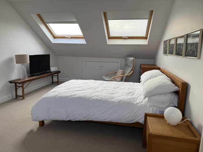 Huge Double room with en-suite in Loft conversion Main Photo