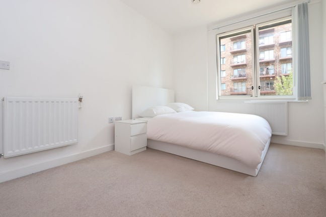 Modern Ensuite Double Room in Docklands - by DLR  Main Photo