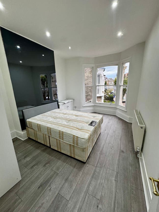 3 Bedrooms House Available in Archway N7 *.* Main Photo