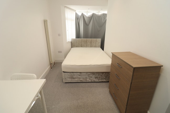 Stunning Room with Private Sink in Morden! Main Photo