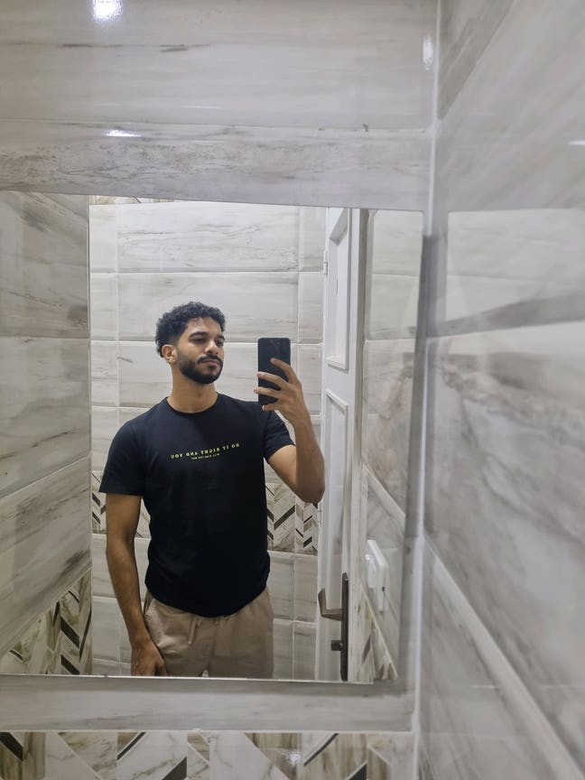 Professional Male seeks a single or double room Main Photo