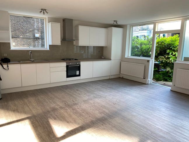 Spacious 2-Bed Ground Floor Flat with Private Gard Main Photo