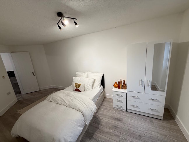 Brand New En Suite Rooms, Bills Included! Main Photo