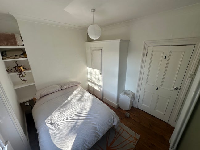 Double bedroom- characterful flat - bills included Main Photo