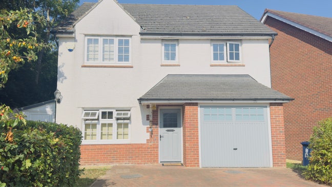 Spacious Ensuite Bedroom – £900 p/m bills included Main Photo