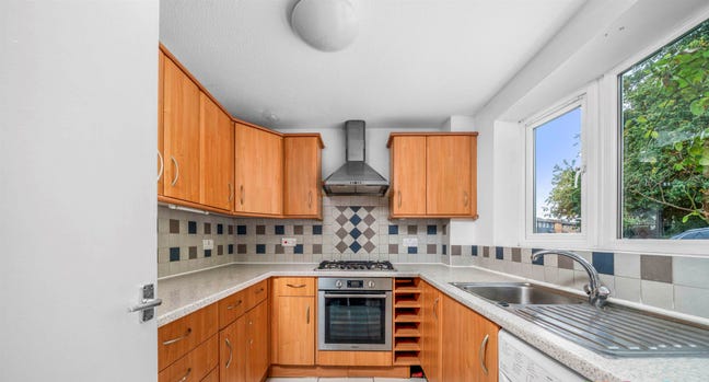 Contemporary Living 3bed house to rent Main Photo