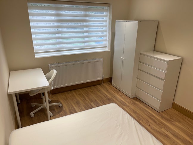 Double room in a fully refurbished & modern house Main Photo