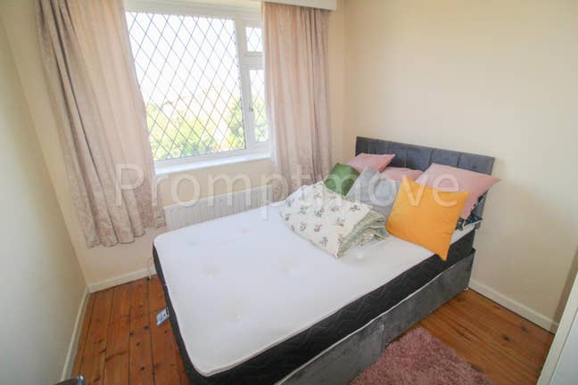 ****Females only**** Spare double room near L&D  Main Photo