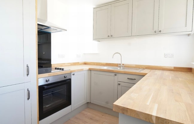 Modern 2 bedroom flat available Main Photo