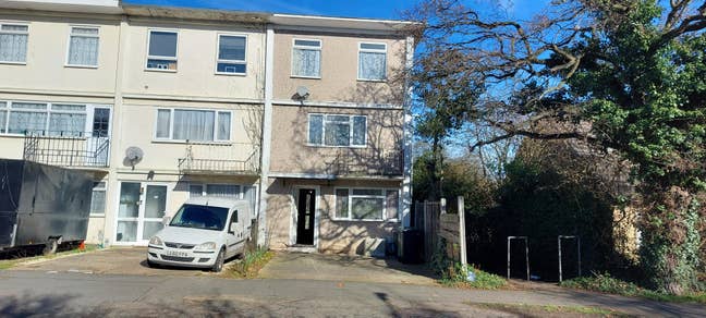 5 bedroom entire house for rent in Basildon  Main Photo