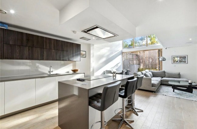 En-Suite Double Bedroom in Modern House Main Photo