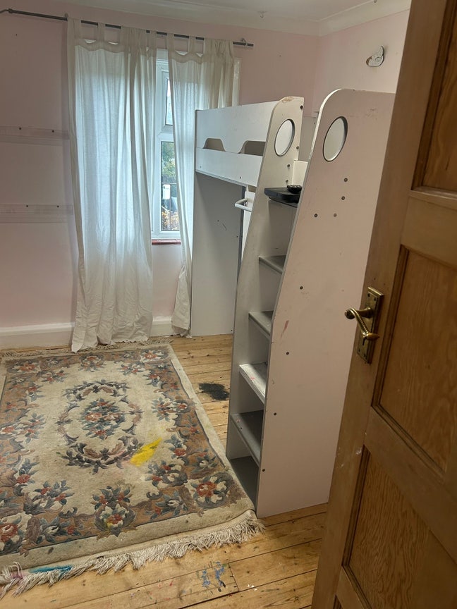 Single Room with Desk Space in Well Connected Part Main Photo