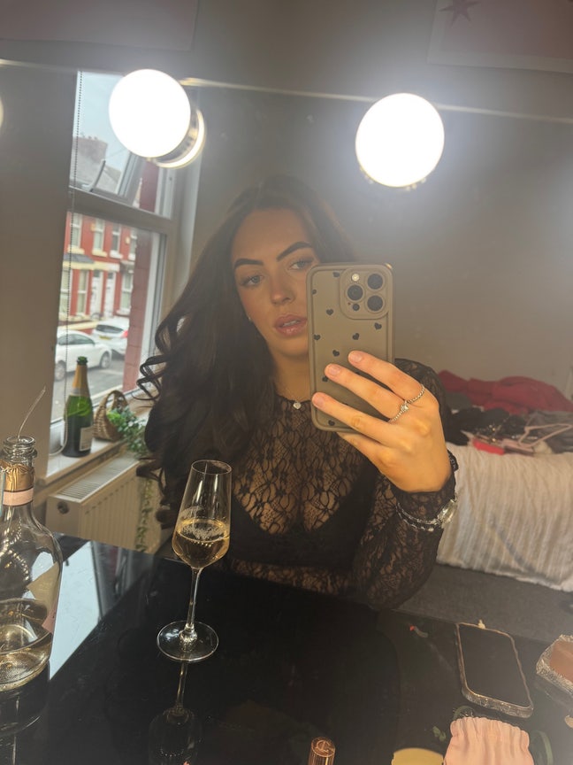 Female young professional looking for a room  Main Photo