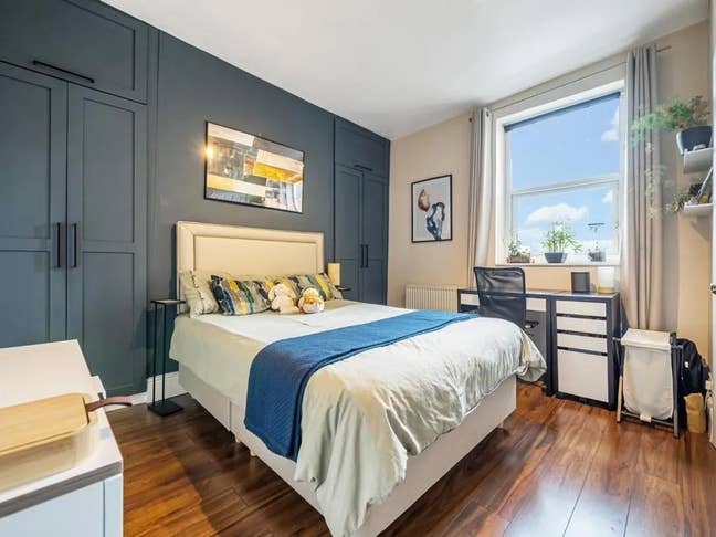 Double en-suite room in a big house  Main Photo