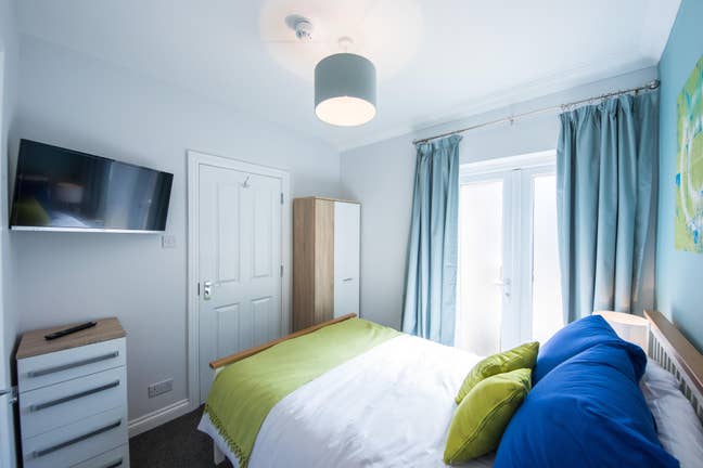 One Double Ensuite Room Available Main Photo