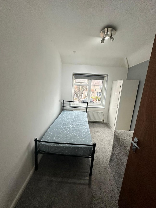 Room Available In RM8 3HB Main Photo