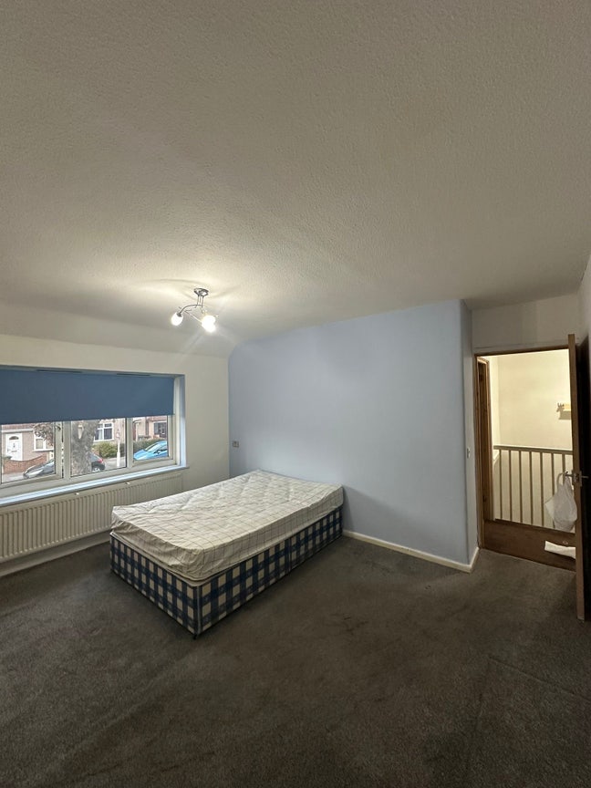 Room Available In RM8 3HB Main Photo