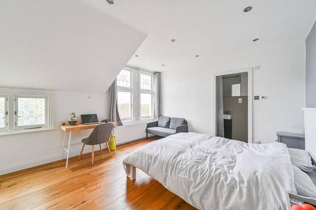 2 Beautiful Ensuites in Modern Home  Main Photo