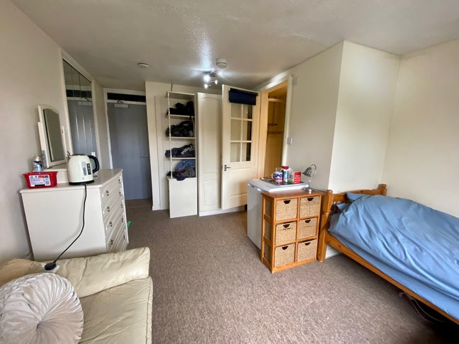 Professionals for a quiet, tidy house Colfe Way Main Photo