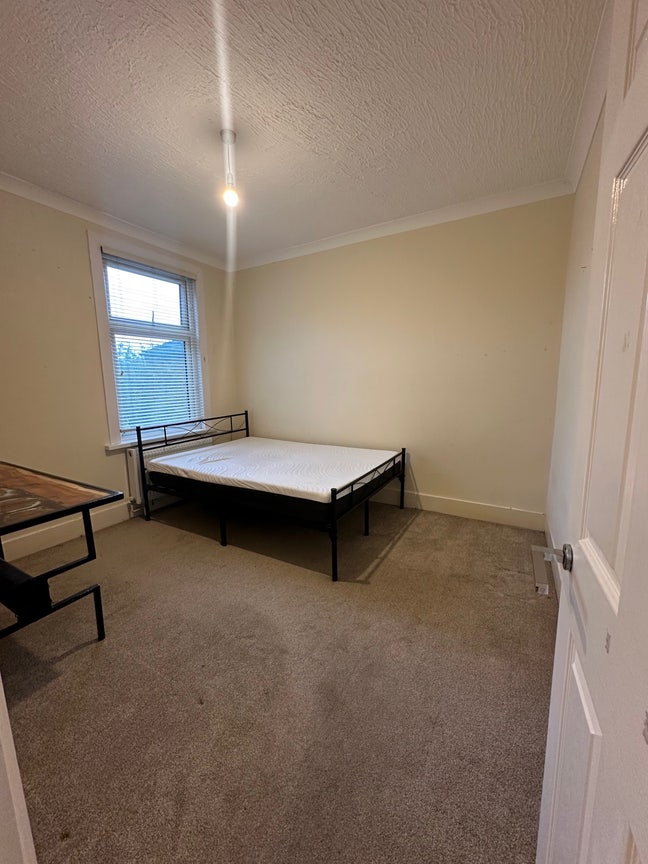 Spacious Double Room and Excellent Transport Links Main Photo