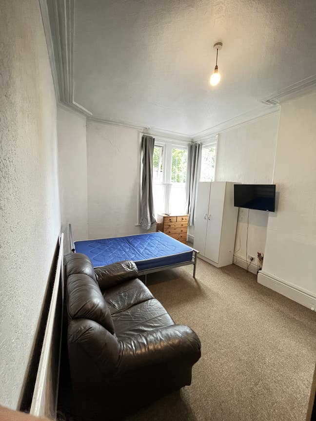 Large Studio Near NGH & Centre  Main Photo