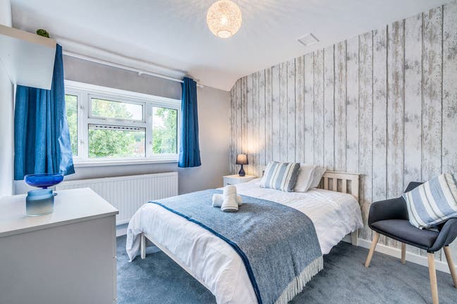 Stunning Room in Outstanding House Main Photo