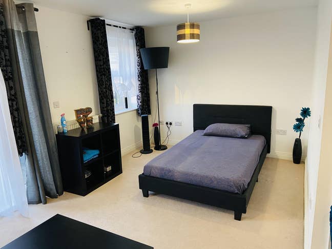 Spacious Double Room Available in New Modern House Main Photo