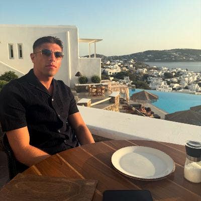 Professional Male seeks a double room Main Photo