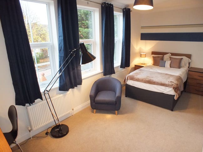 Great Location - Large Ensuite Room Main Photo