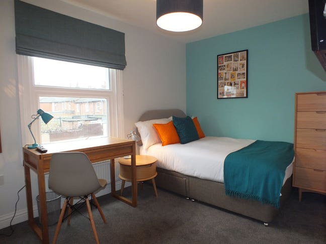 ONE LEFT!! Elegant Rooms - Near Reading Station Main Photo