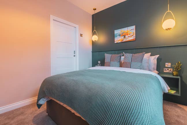 Stunning Bedroom in beautifully renovated House Main Photo