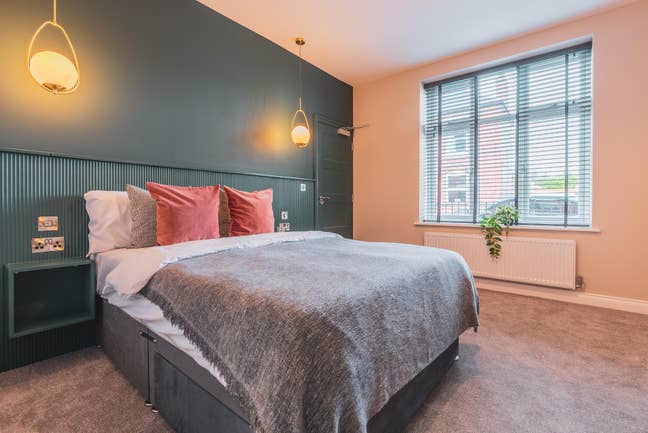 Stunning Bedroom in beautifully renovated House Main Photo