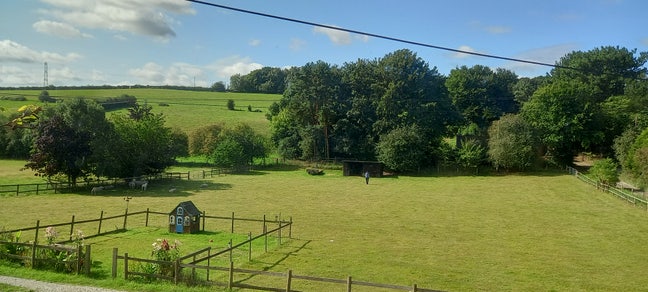 Room in a quiet raural setting. Ideal for country  Main Photo