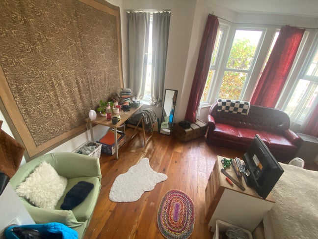 Big double bedroom available to rent on g road  Main Photo