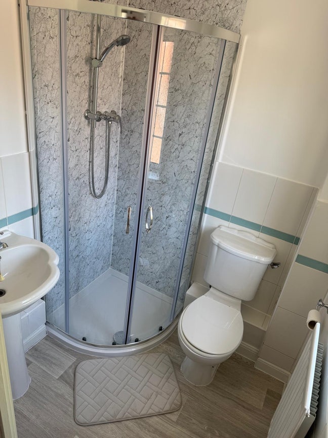 Modern Newly Decorated En-suite room Main Photo